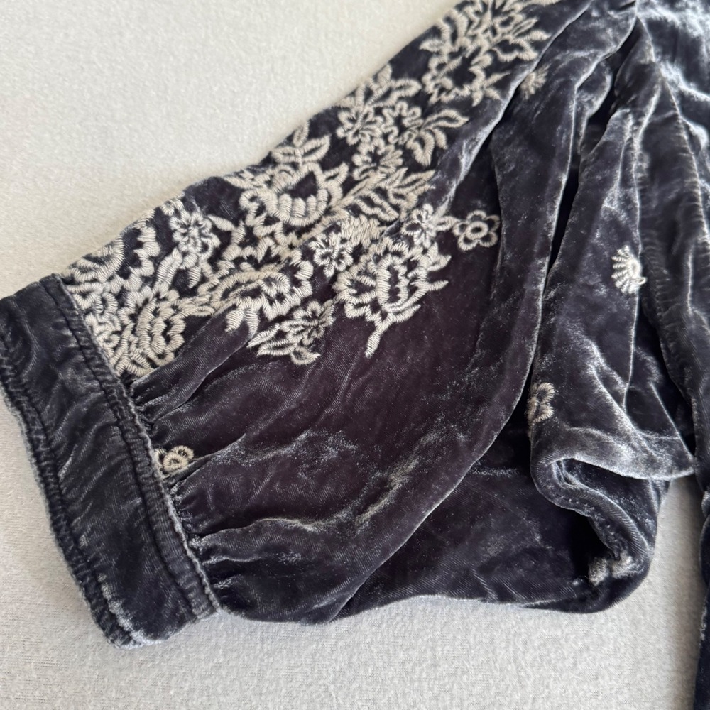 Johnny Was Velvet Blouse Sz S Embroidered Luxury Silk Blend Boho Top Blue Gray - Picture 4 of 10